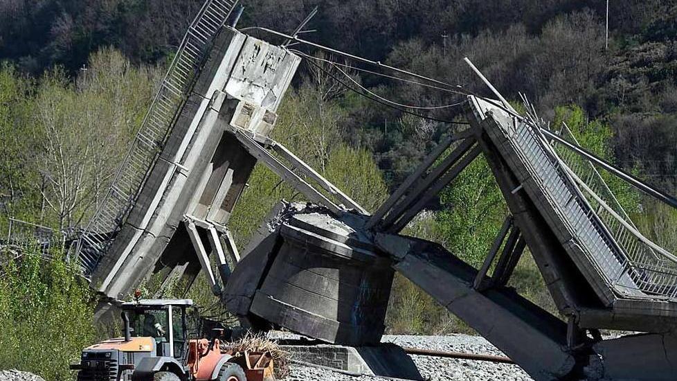 Il ponte crolla, ma «i vetrini sentinella non si sono spostati di un millimetro»