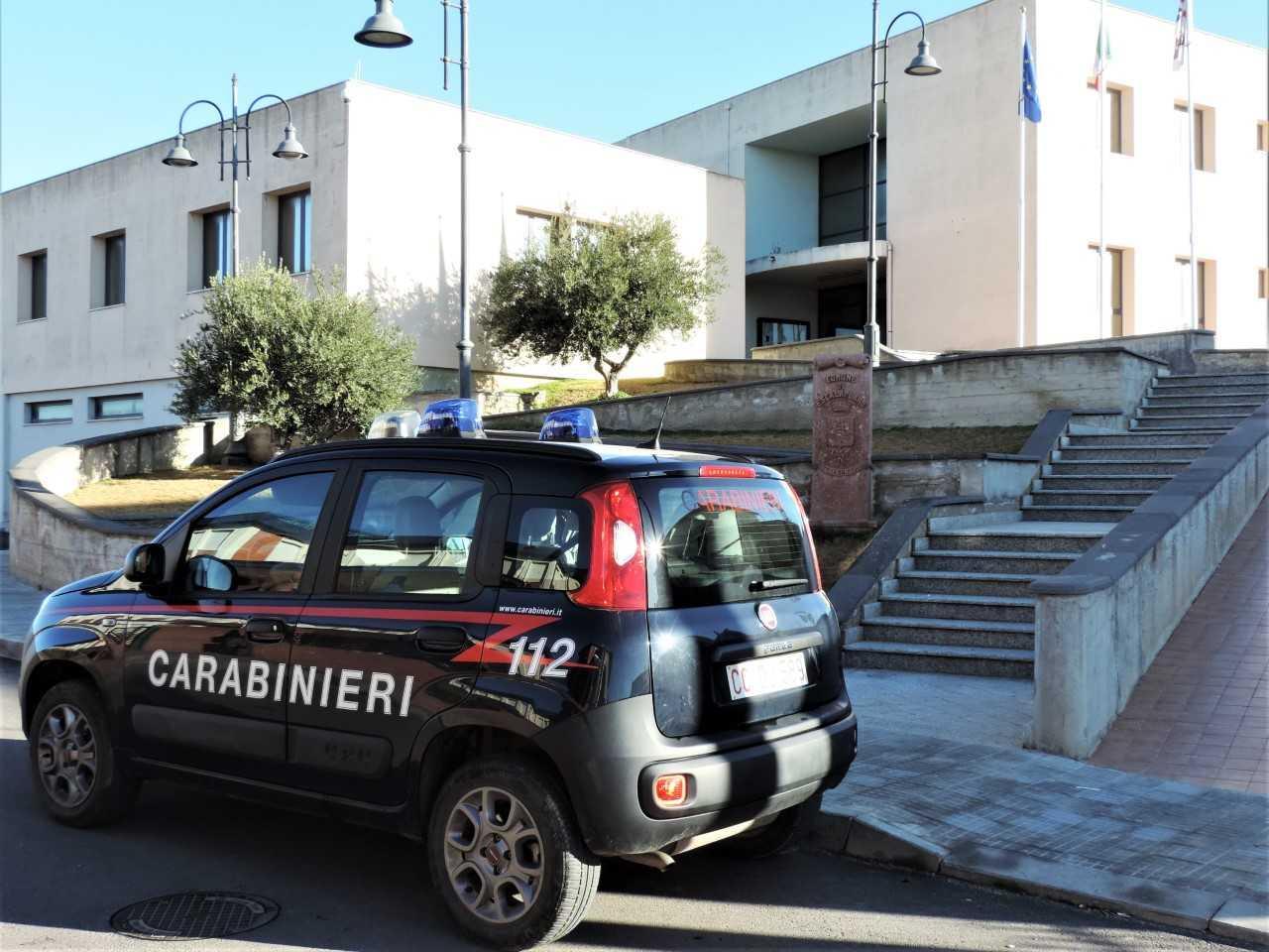 Gairo, minaccia i genitori con un coltello: 21enne arrestato