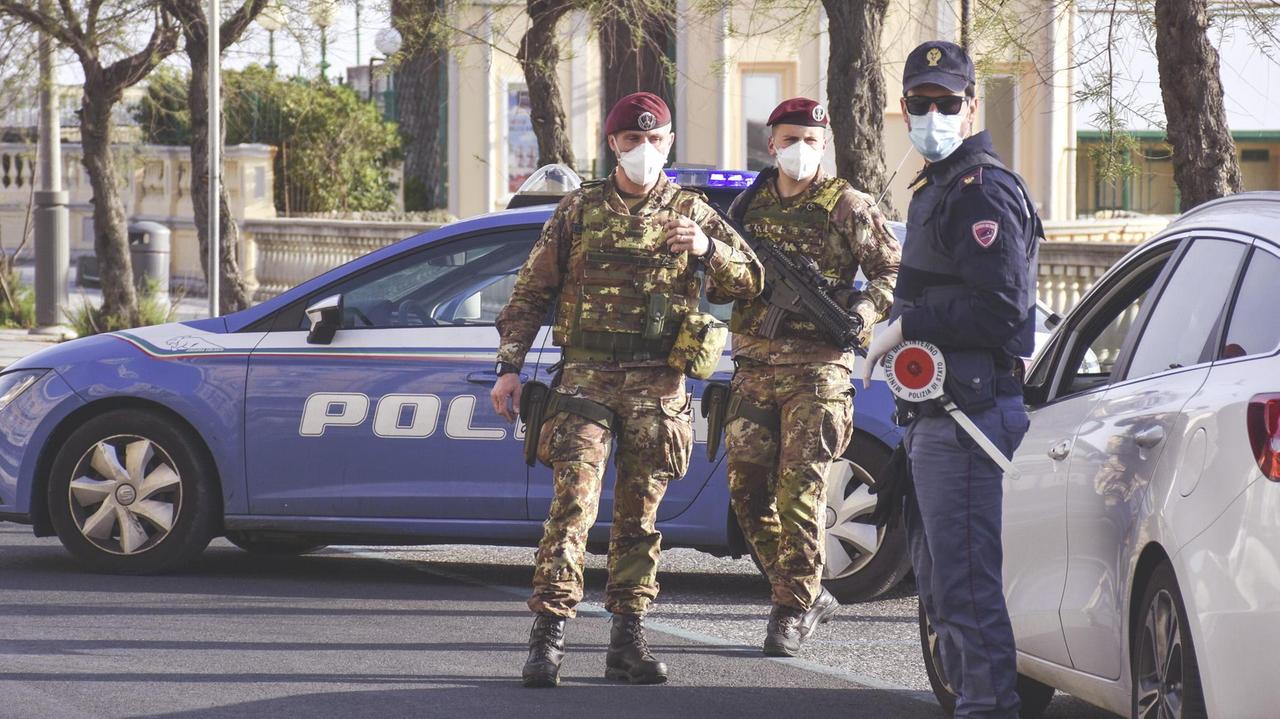 Controlli della polizia di Stato con la Folgore (foto Marzi/Silvestri)