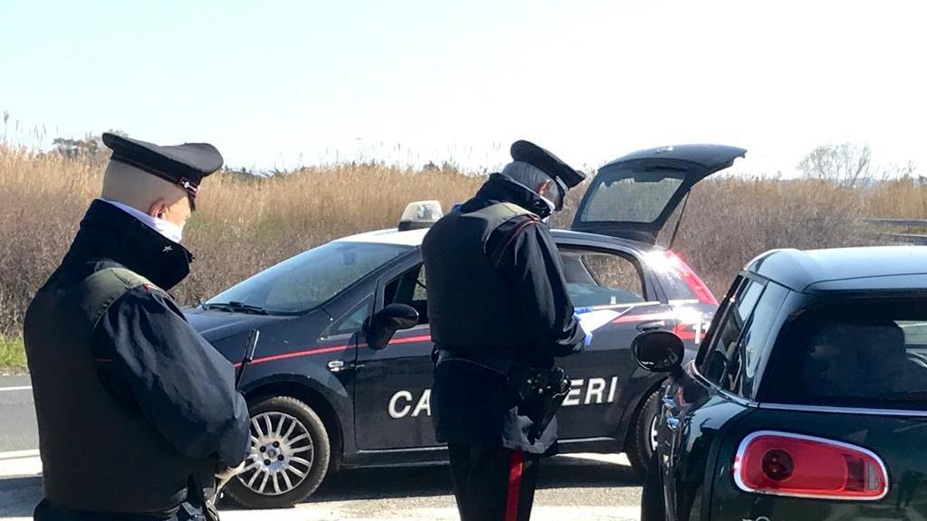 Carabinieri durante un controllo (foto d'archivio)