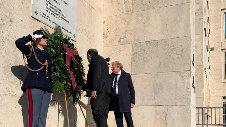 Una corona d'alloro per celebrare la festa della polizia di Stato