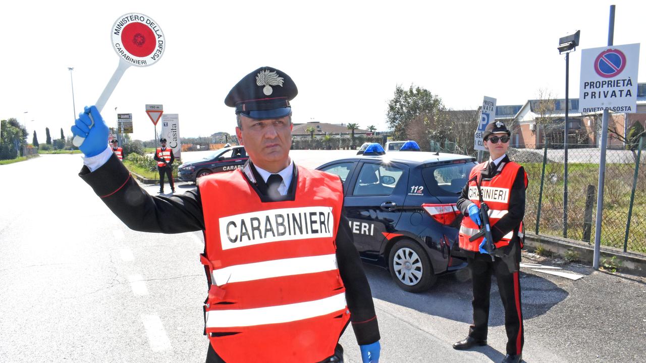 Un posto di blocco dei carabinieri (foto Gori)