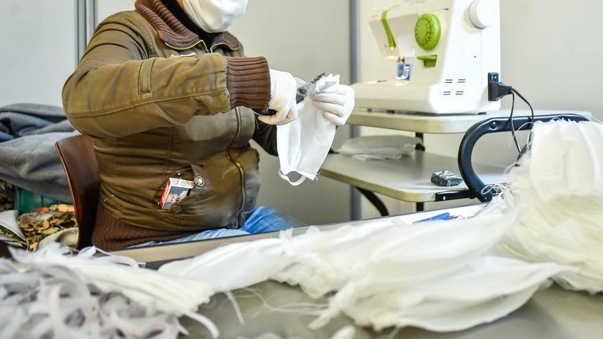 Niente mascherine “volterrane”: la manodopera c’è, il tessuto no