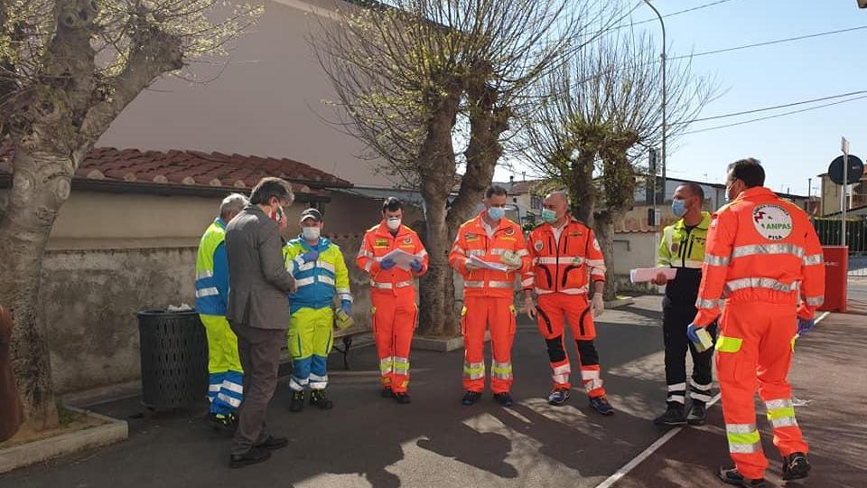 Il sindaco di Vecchiano, Massimiliano Angori, con i volontari
