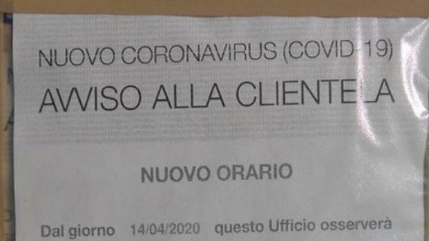 Il cartello all’ufficio postale di Marina di Pisa