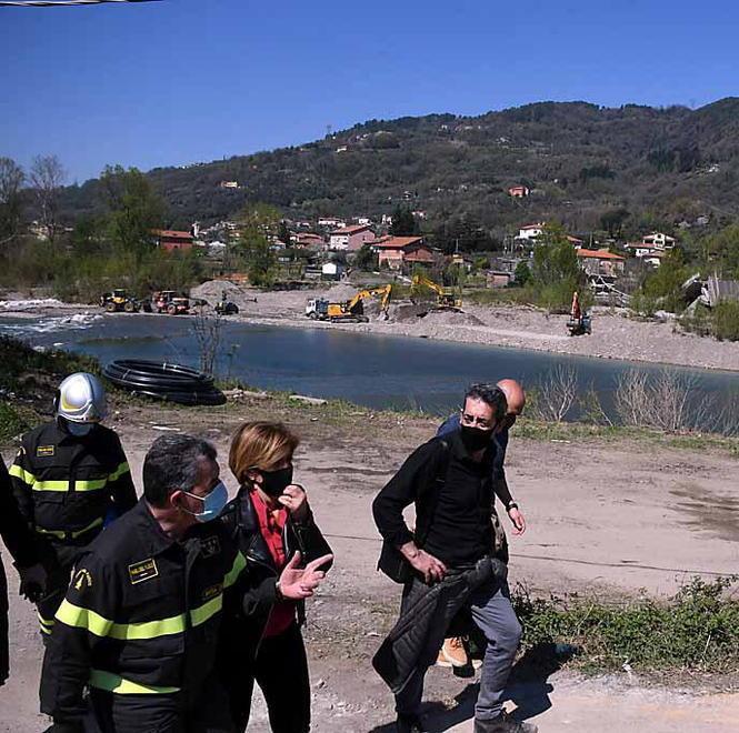 La pm sul greto del fiume Magra: nel mirino i punti di innesto del crollo 