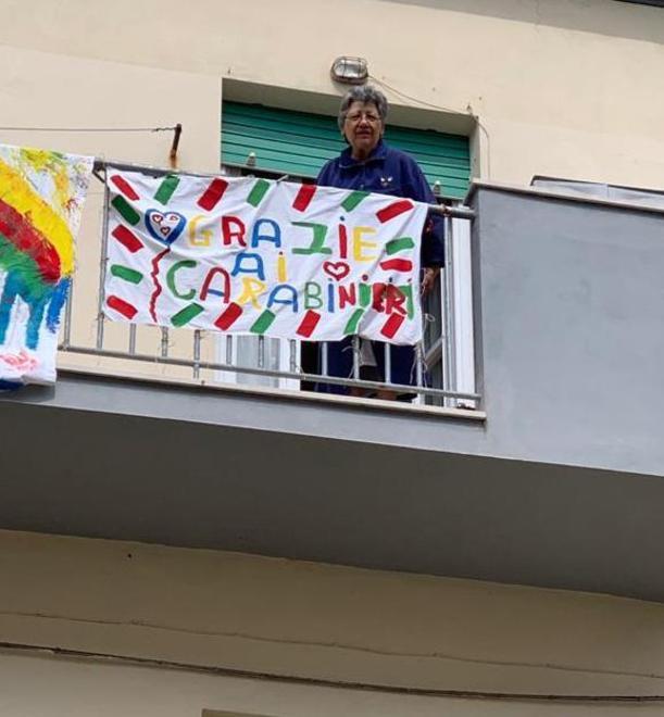 Uno dei cartelli appesi ai balconi