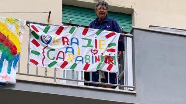Uno dei cartelli appesi ai balconi