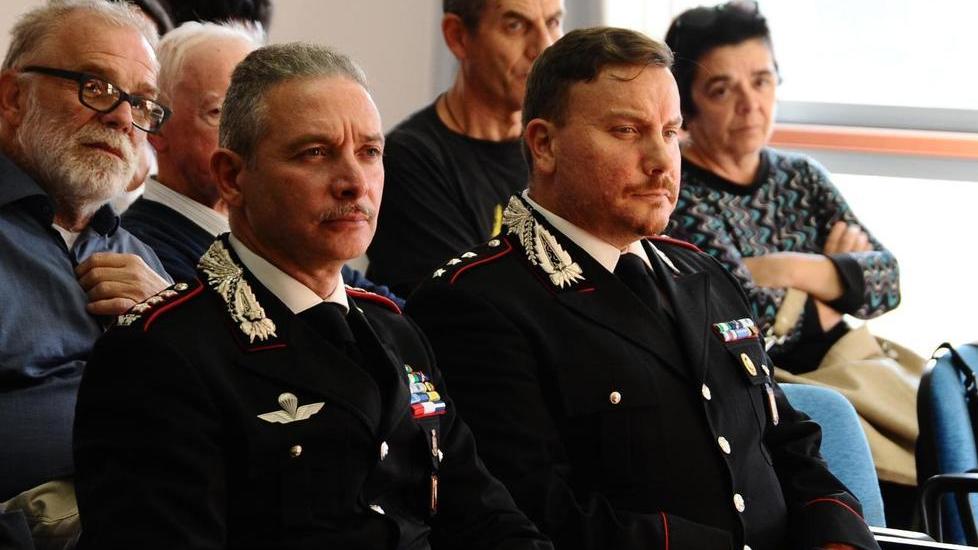 Il comandante provinciale dell’Arma, Massimiliano Sole, con il capitano di Cecina Christian Bottacci