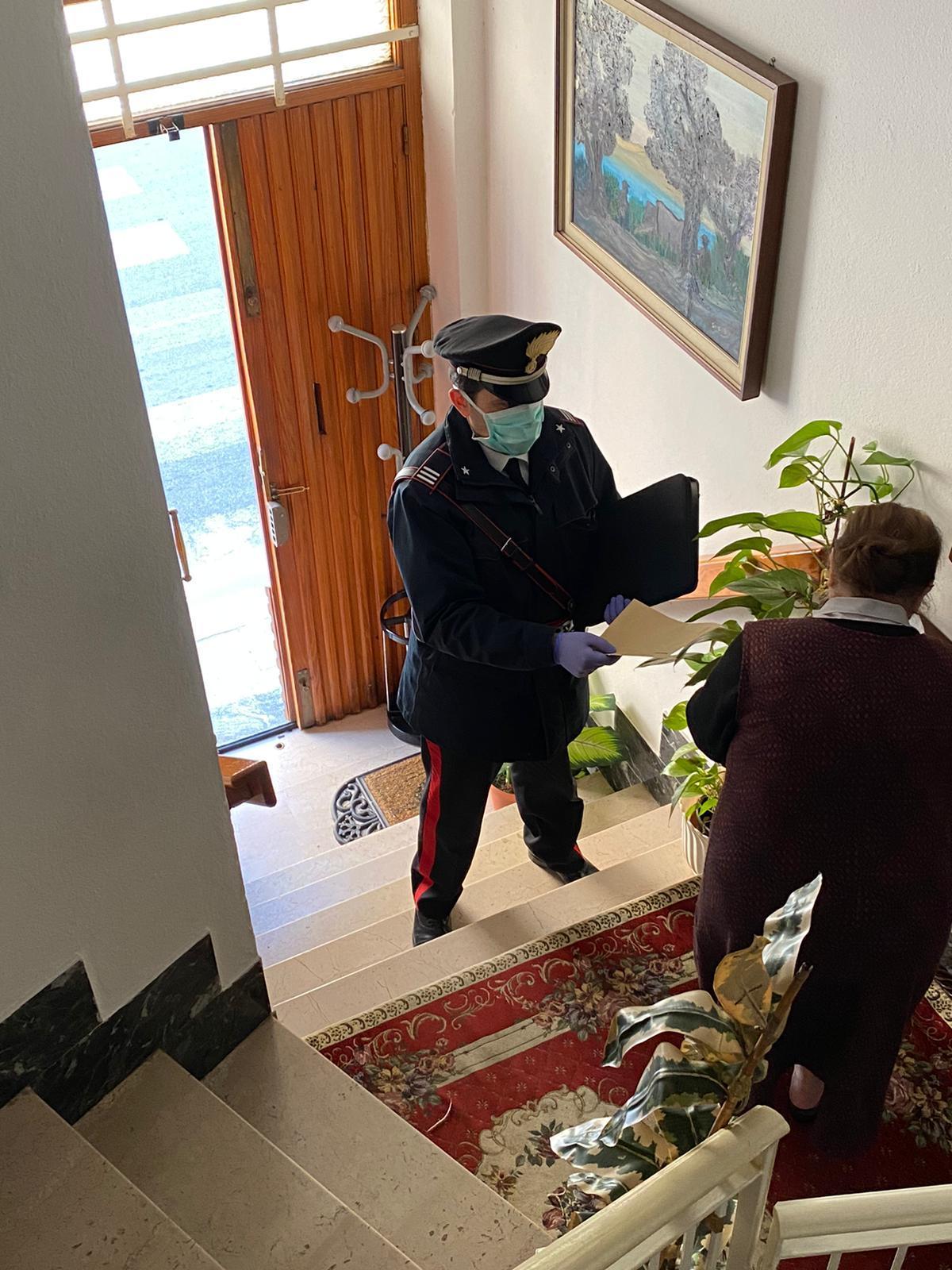 Coronavirus, carabinieri portano la pensione a un'anziana di Guspini: "Siete angeli"