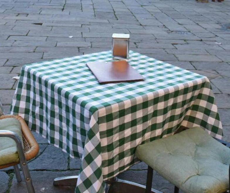 Pranzo di Pasqua a domicilio, un successo: «È voglia di normalità» 