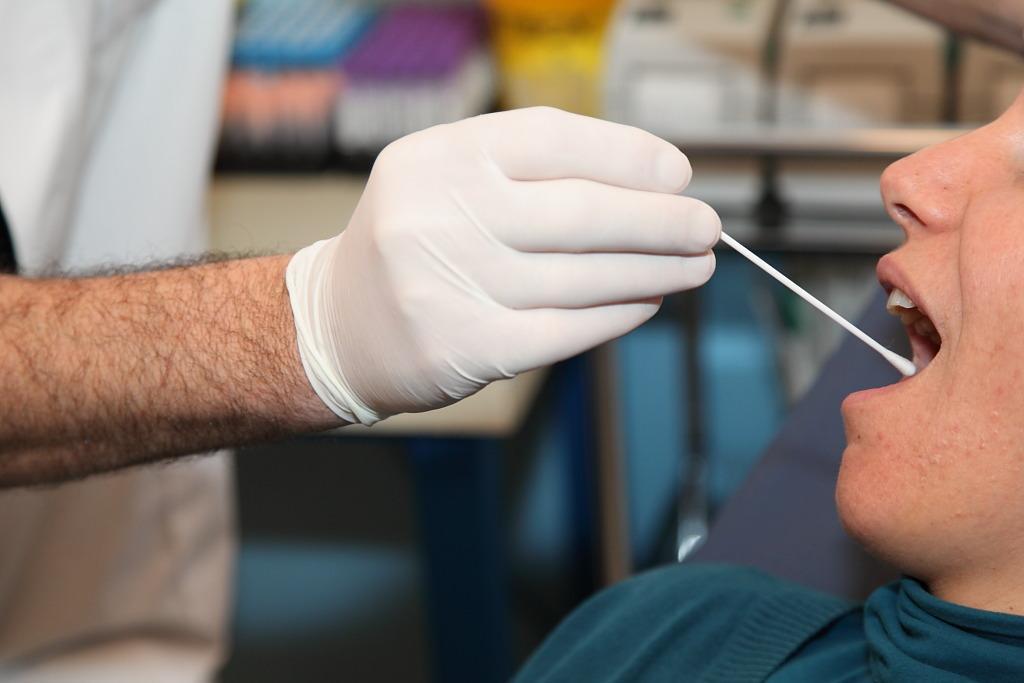 Coronavirus, in Sardegna si fanno pochi tamponi: solo 3 ogni 10mila abitanti