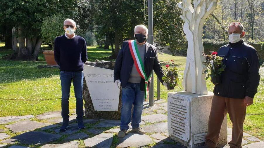 Gerani rossi nei negozi per ricordare la caduta della Linea Gotica