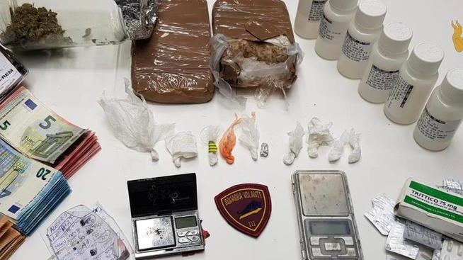 Getta dall’auto la droga ma è fermato: in casa ne aveva altra, arrestato