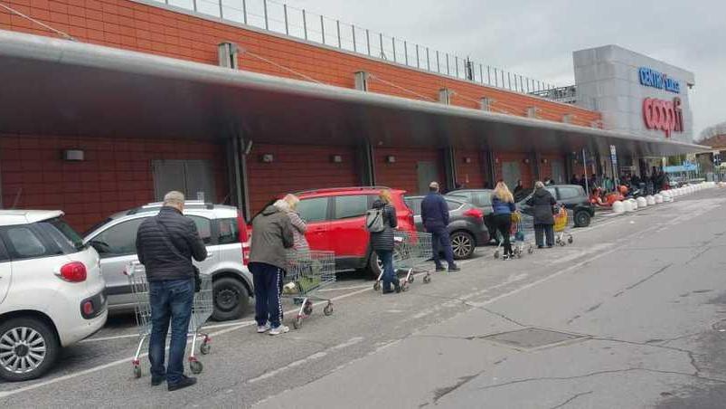 I sindaci chiudono tutti i supermercati nei giorni di Pasqua e Pasquetta