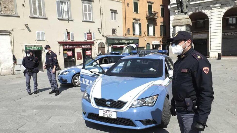 «Non sali, sei contagioso» Mamma respinge il figlio, era con il marito separato