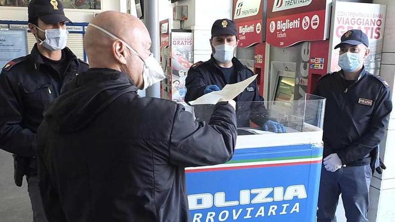 Check point della polizia ferroviaria per controlli e informazioni