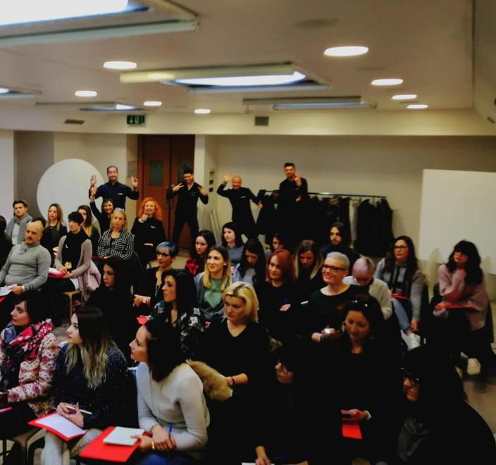 Parrucchieri si offrono gratis per il personale sanitario