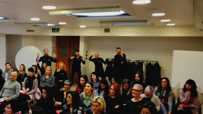 Parrucchieri si offrono gratis per il personale sanitario
