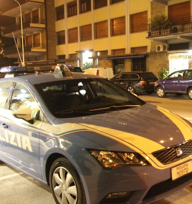 Spara contro la finestra del vicino: in casa un piccolo arsenale 