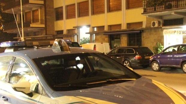 Spara contro la finestra del vicino: in casa un piccolo arsenale