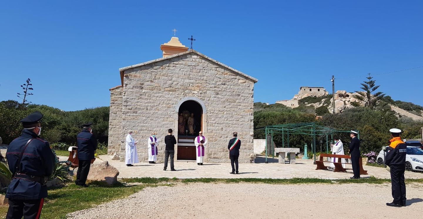 In un silenzio spettrale la supplica alla Trinità 