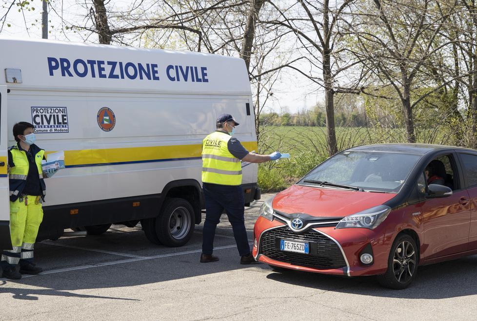 Modena.  A ruba le 12mila mascherine nei drive through Oggi si replica con altre 8mila nelle edicole
