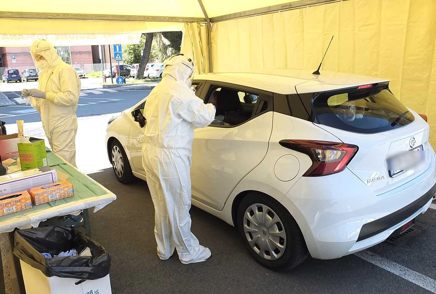 Mancano i reagenti, in Toscana migliaia di tamponi fermi nei laboratori: «Fare il test è una lotteria» 