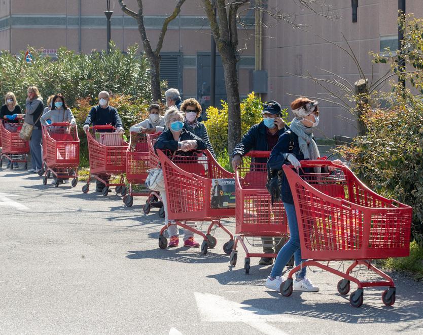Ferrara si mise in coda davanti ai market. Il metro di distanza? Garantito dal carrello 