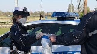 Carpi, grazie agli agenti riesce a telefonare al marito ricoverato