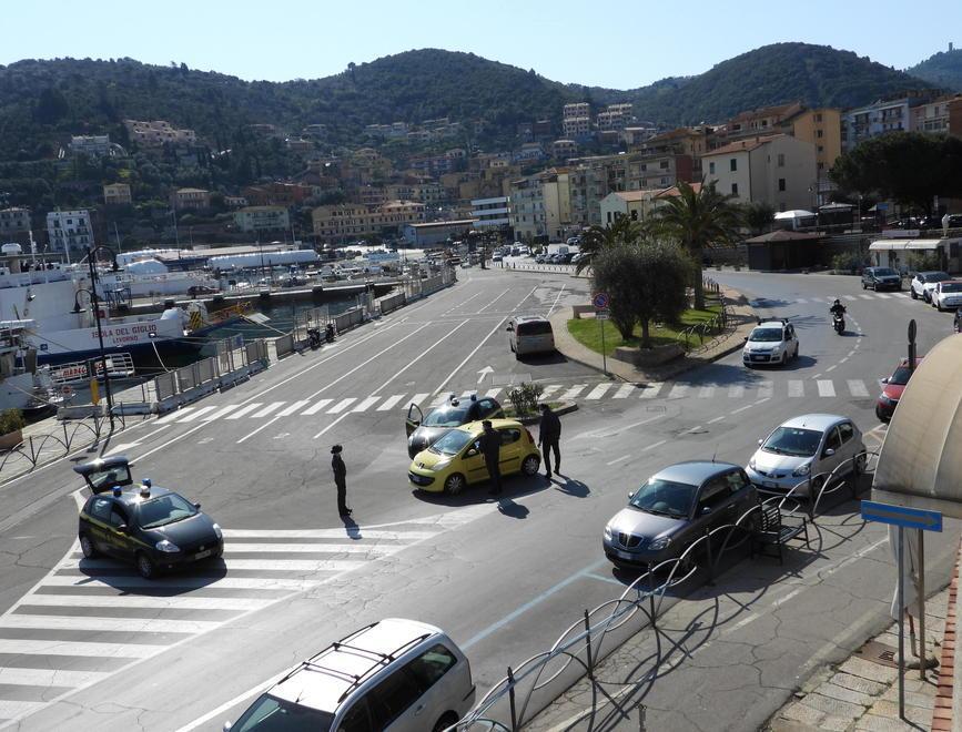 La guardia di finanza a Porto Santo Stefano venerdì 10 aprile (Foto Enzo Russo)