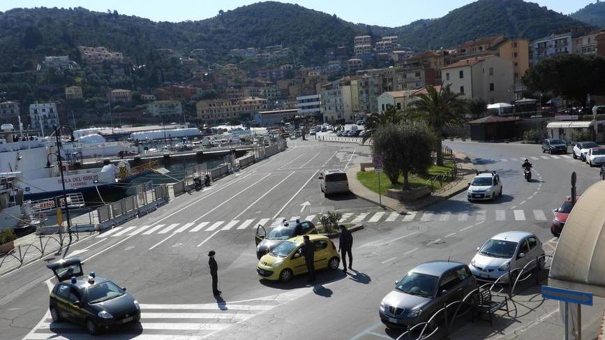 La guardia di finanza a Porto Santo Stefano venerdì 10 aprile (Foto Enzo Russo)