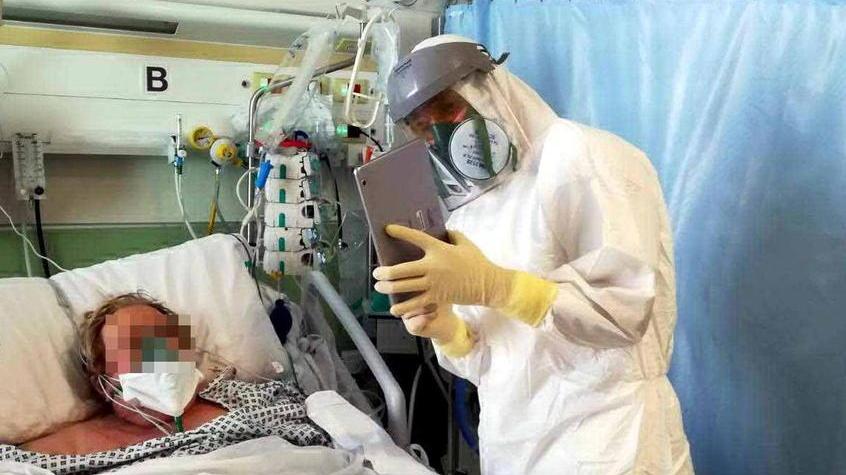 Una paziente in Terapia intensiva al Noa durante una videochiamata con i familiari