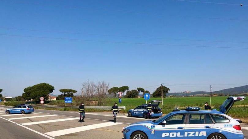 La polizia lungo l'Aurelia al Chiarone all'altezza dell'imbocco per Capalbio venerdì 10 aprile (Foto Enzo Russo)