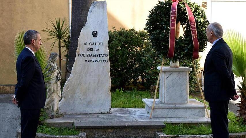 Festa della Polizia solo simbolica: una corona d’alloro alla lapide ai caduti