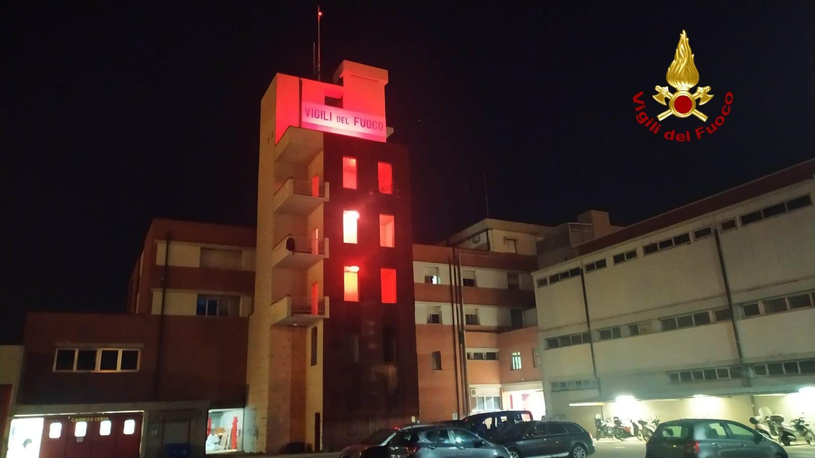 La sede dei vigili del fuoco illuminata