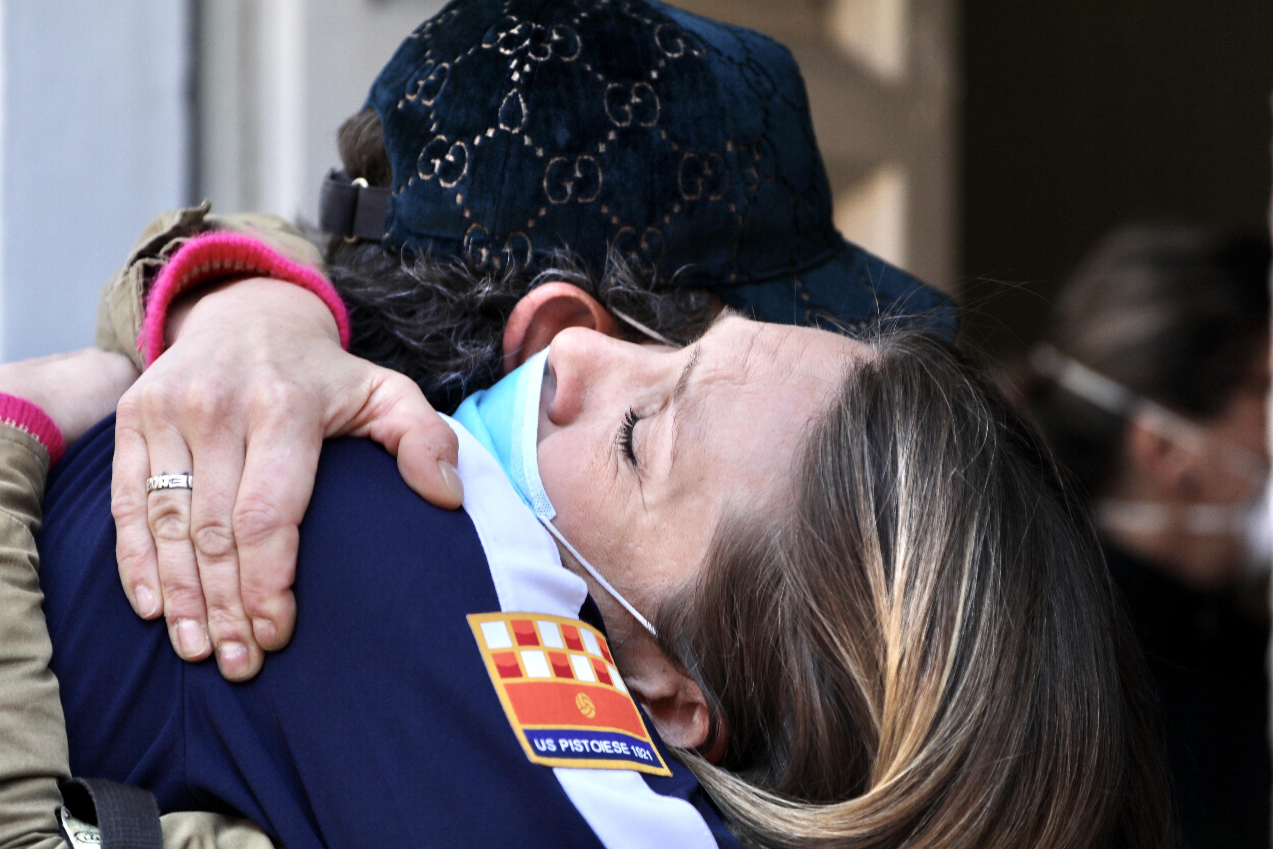 Palazzo avvolto dalle fiamme in pieno centro: «C'era fumo ovunque, pensavo esplodesse» 
