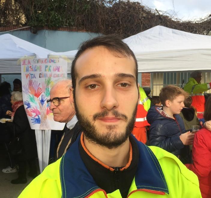 Niko, il primo angelo a salire nel palazzo in fiamme: «Un uomo stava per svenire» 