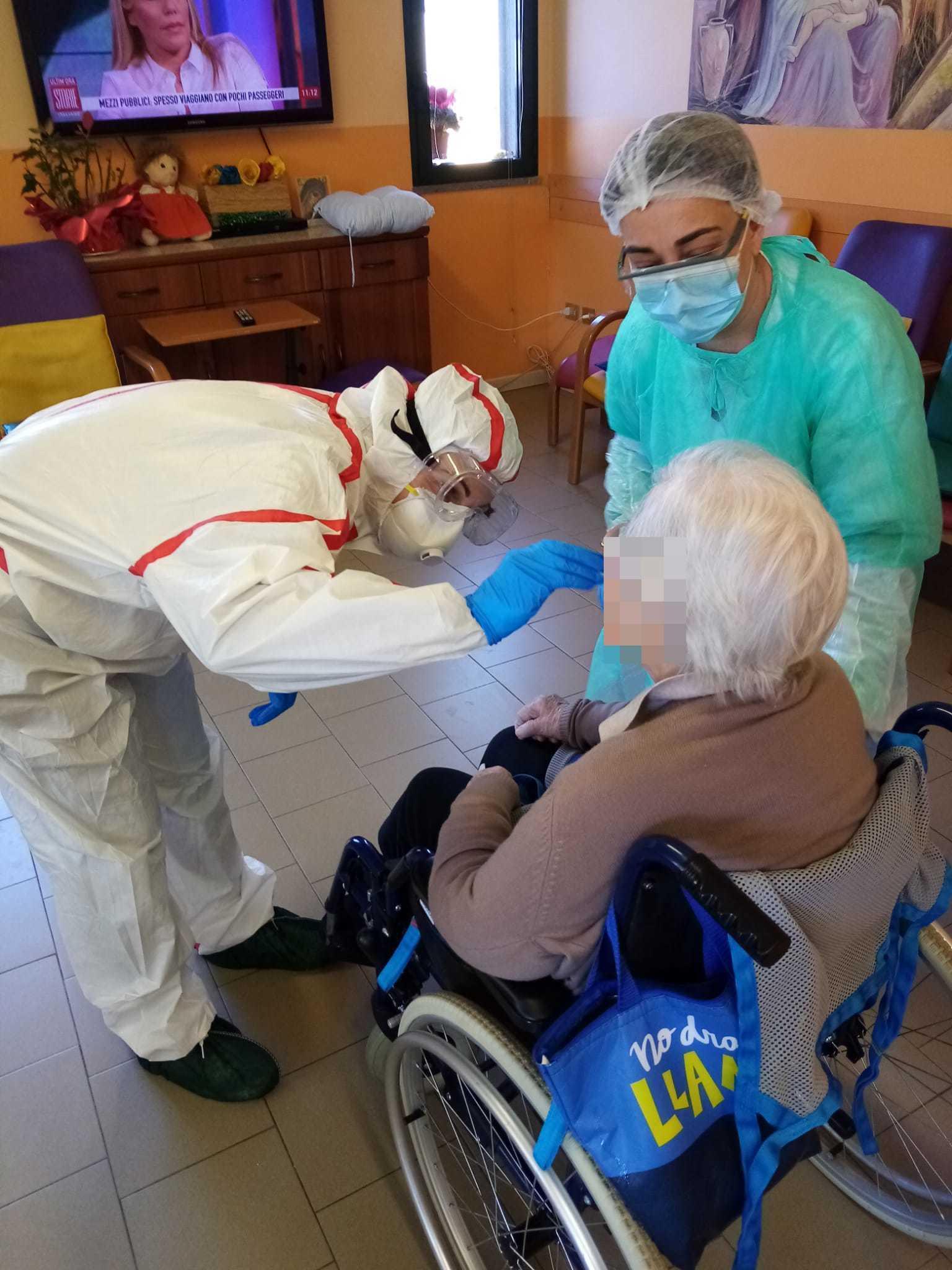 I tamponi eseguiti agli anziani della casa di riposo di Comeana