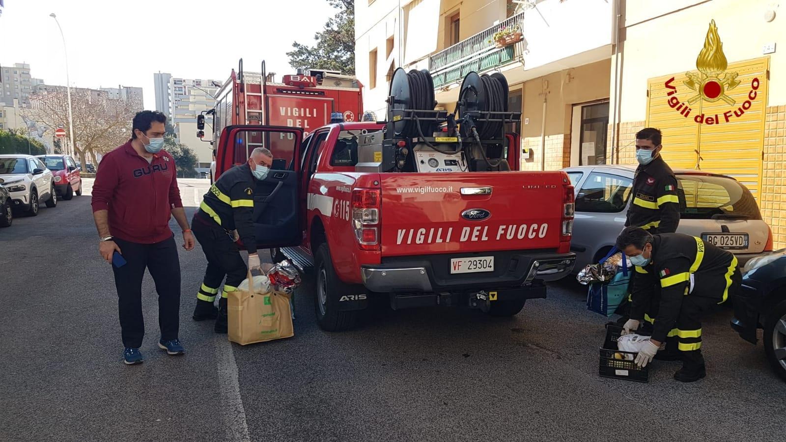 Coronavirus, "Sassari aiuta" e i vigili del fuoco distribuiscono i doni