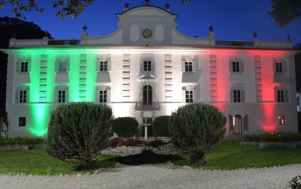 La Villa Guicciardini a Usella illuminata col tricolore