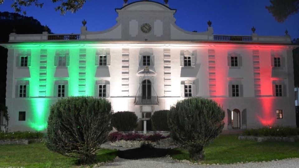 La Villa Guicciardini a Usella illuminata col tricolore