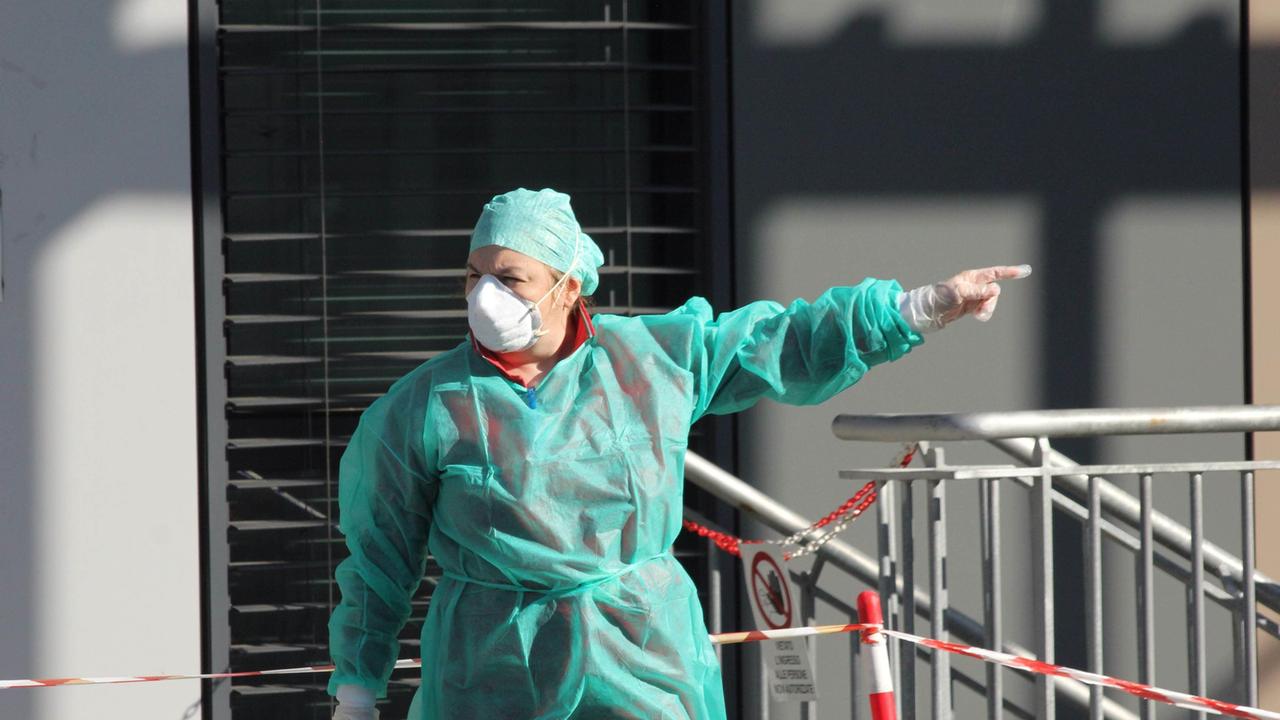 Un'infermiera davanti al pronto soccorso dell'ospedale di Prato (foto Batavia)