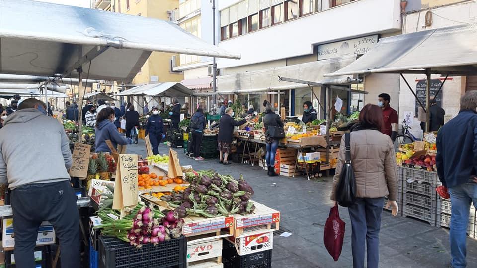Coronavirus, vigili anti-assembramenti fra i banchi: la spesa ai mercati supera l’esame 