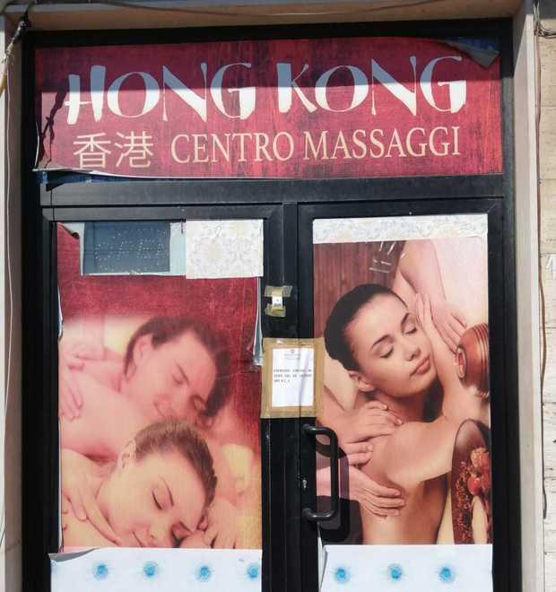 I sigilli della polizia all'ingresso del centro massaggi
