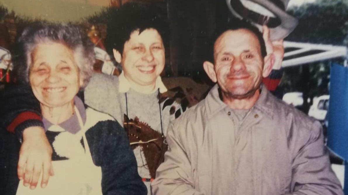 La mamma dell'autore dell'articolo Claudio Vecoli, Adriana, in mezzo ai nonni Beppe Malfatti e Rosalia Moschetti