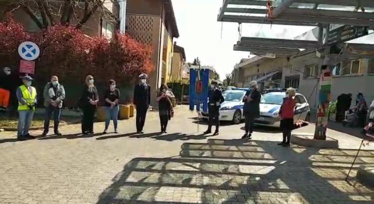 Un uovo alto due metri ai "nonni" della casa per anziani di Cavriago 