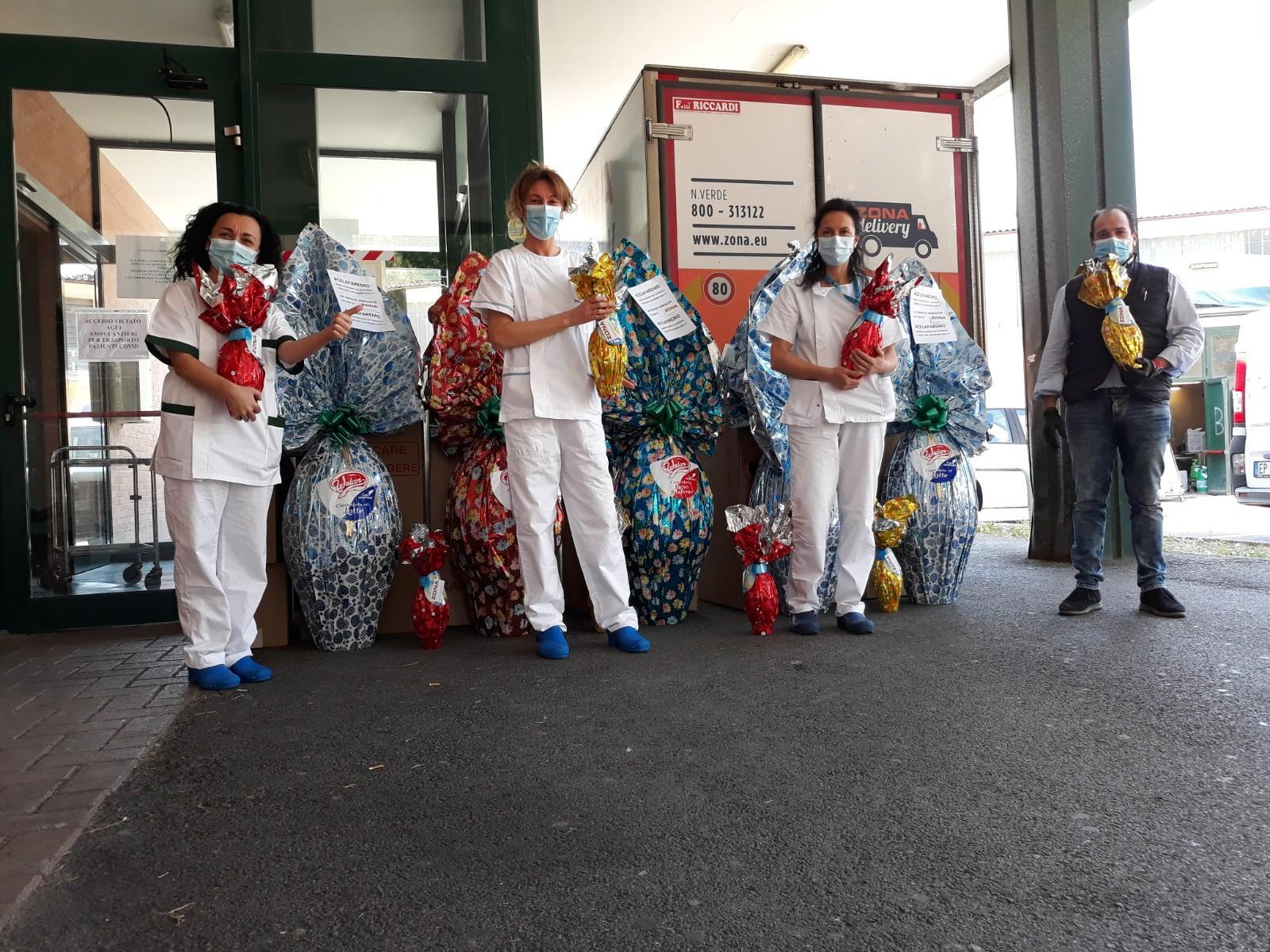 Antonio Ania (a destra) con alcune dipendenti dell'ospedale e le uova donate