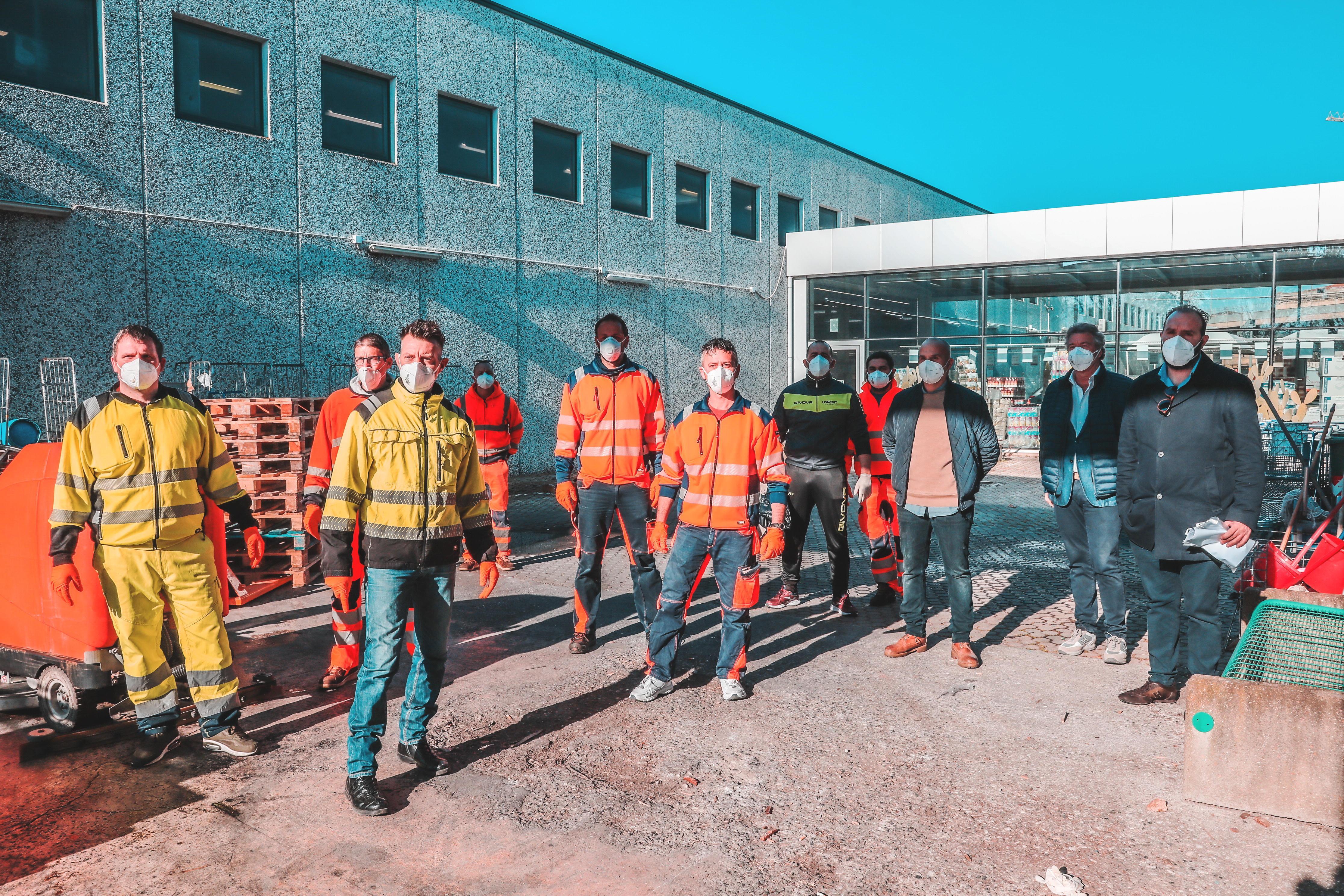 Gli operai di Uniport prima del carico degli alimenti (foto Dario Marzi)