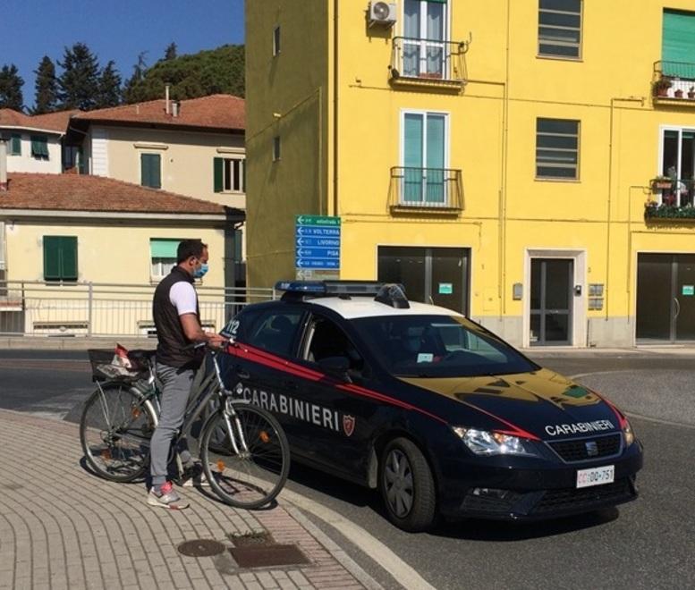 Una pattuglia dei carabinieri durante i controlli (foto Falorni/Silvi)